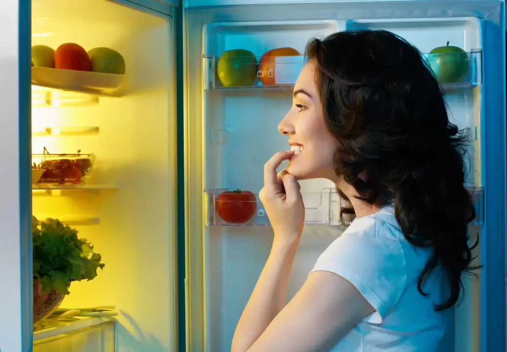 момиче гледа в хладилника по време на бърза загуба на тегло